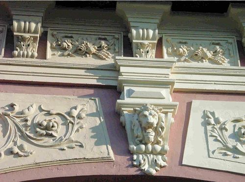 Bild 23 -  . . . mit Stuckverzierungen über der Toreinfahrt.