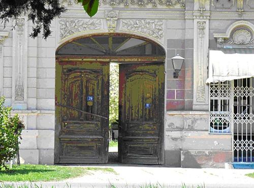 Bild 35 - baugleiches Tor von Haus Nr. 75 in der Kreuzgasse, gleiches Baujahr wie Haus Nr. 73.