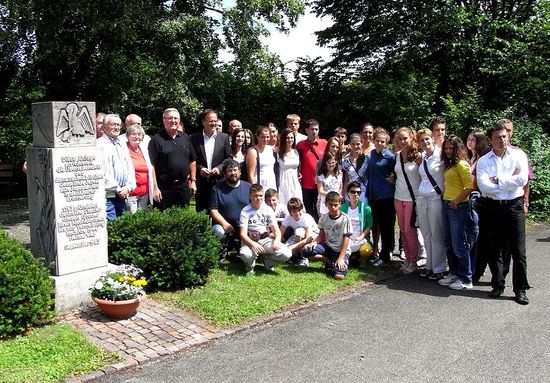 Bild 1  -  Die Folkloregruppe aus Bački Jarak am Jarek-Platz beim Besuch in Beuren mit ihren Gastgebern vom OA Jarek, der Jareker Patengemeinde Beuren und dem Bundesverband der Donauschwaben.