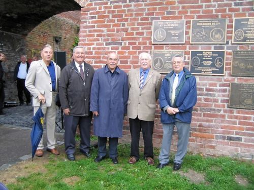 Bild 1 - (von links:) Stefan Barth (HOG Futok), Michael Rettinger (OA Jarek ), Ivo Gönner (OB von Ulm), Michel Schmidt (OA Jarek), Hans Supritz (Bundesvors.) vor den 2 neuen Gedenktafeln in Ulm.