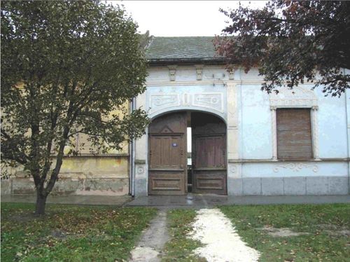 Bild 41 - Tor und Fenster in Reliefputz Haus Nr. 143 in der Hauptgasse (Baujahr ca. 1923) wurde als Halbquerhaus auf einem kleinem Grundstück an das Nachbarhaus (Haus Nr. 144) angebaut.