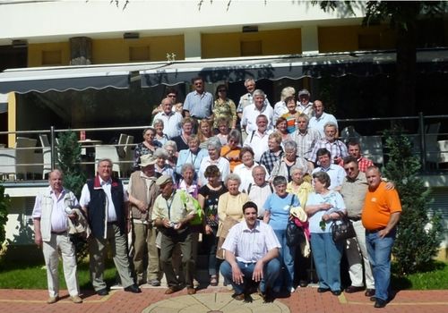 Bild 1 - Die Jareker Reisegruppe vor dem Parkhotel in Novi Sad. Zweiter von links: Michael Rettinger, rechts daneben: Michael Schmidt, 2 nach rechts und 1 nachoben: Inge Morgenthaler, vorne in der Hocke: “Benni” unser Reiseführer . . .