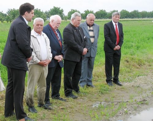 Bild 4: Bei der Gedenkfeier für die Toten des Lagers Jarek: (von links) unser Reiseleiter, der mutige Jareker Bürger, Michael Schmidt, Michael Rettinger, Herr Mrdjen, Herr Mandic.