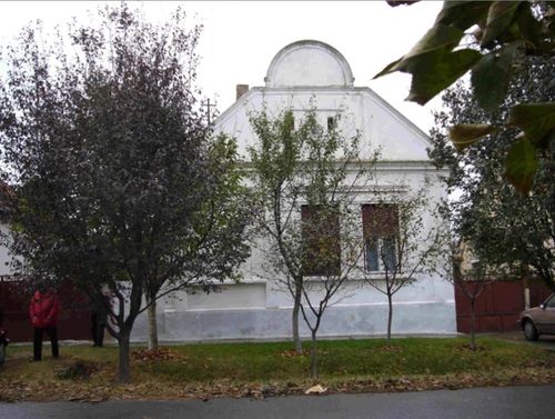 Bild 5 - Langhaus in der Spitalgasse (Haus Nr. 176). Die Tür wurde zugemauert und die Stelle am Giebel mit Halbsäulen und einem Bogen verziert.