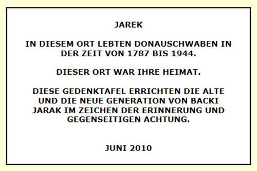 Bild 2.1: Der Text auf der Jareker Gedenktafel im Eingangsbereich des Gemeindehauses in Bački Jarak.