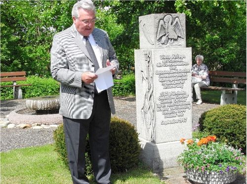 Bild 1 - Der 2. Vorsitzende des OA Jarek, Michael Rettinger, hält die Totenehrung. (nachfolgend seine Ansparche)