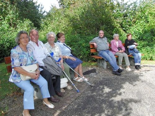 Bild 4 - Die angereisten Gäste trafen sich am Jareker Platz zu einem gemütlichen Plausch.