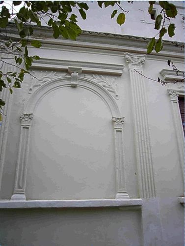 Bild 6 - Halbsäulen und Bogen von Haus Nr. 176.