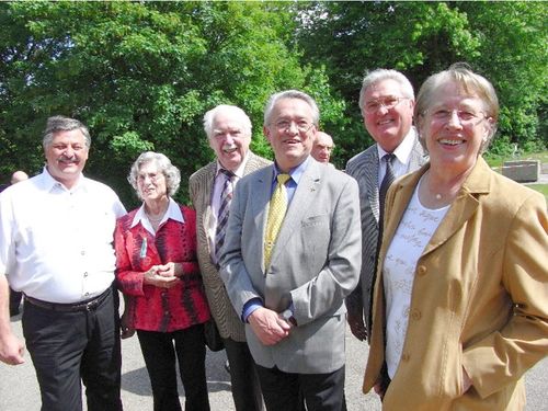 Bild 2 – Nach der Totenehrung: Bürgermeister Stellvertreter Bernhard Klass, Gerlinde Leib, Michael Schmidt, Hans Supritz, Michael Rettinger und Frau Supritz auf dem Jarek Platz.