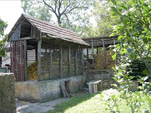 Bild 9 - ein “Hambar“ oder “Tschardak” (Maisdarre) im Hinterhof.