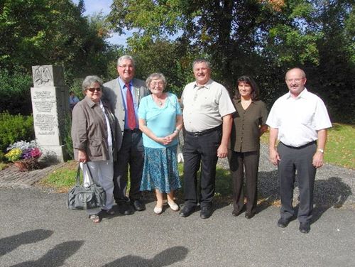 Bild 3 - Eva Rettinger, Michael Rettinger, Inge Morgenthaler, Herr Klass, Frau Klass und Herr Günther beim Jareker Gedenkstein.